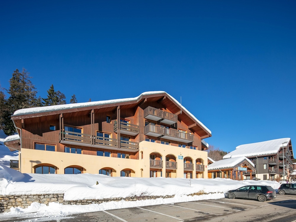 Spacious Doucy Stay With Mountain Views