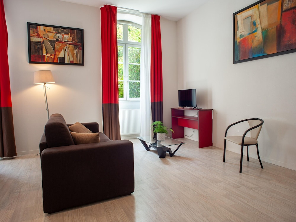 Brittany Flat With Outdoor Pool