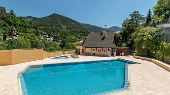 Spacious Alpine Triplex With Terrace