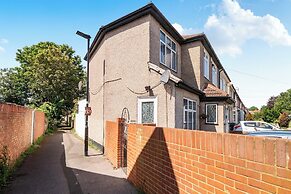 Near Airport - Pets - Parking - Wifi - Sleeps 2
