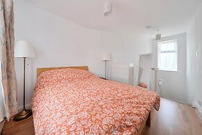 Near Airport - Pets - Parking - Wifi - Sleeps 2