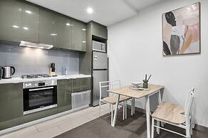 Elevated 1-bed Retreat Near Crown
