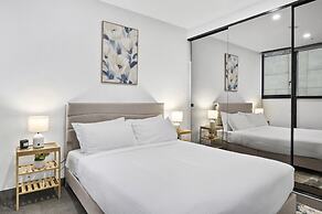 Elevated 1-bed Retreat Near Crown