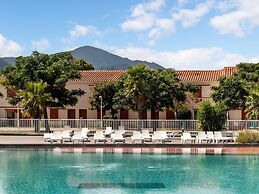 Escape With Pool, Gym & Balcony