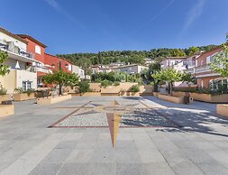Provencal Retreat With Balcony, Pool Access
