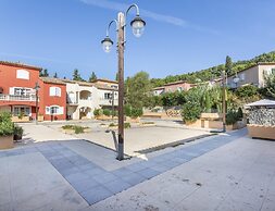 Provencal Retreat With Balcony, Pool Access