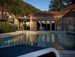 Stay in Les Eyzies With Pool