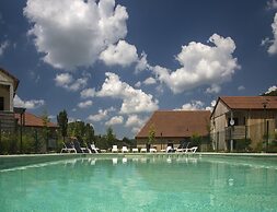 Stay in Les Eyzies With Pool
