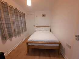 Apartment Sleeps 4 With Garden