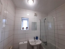 Apartment Sleeps 4 With Garden