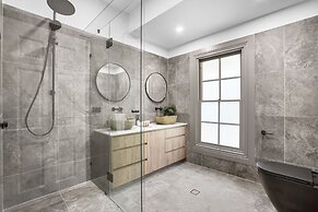Spacious 7-bed Family Home in Chapel Hill