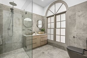 Spacious 7-bed Family Home in Chapel Hill