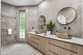 Spacious 7-bed Family Home in Chapel Hill