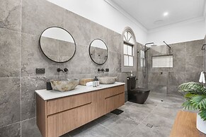 Spacious 7-bed Family Home in Chapel Hill