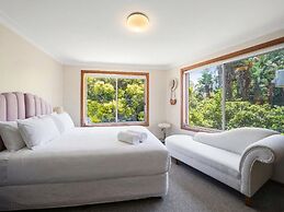 Spacious Family Home With Iconic Views
