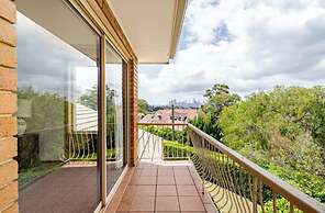Spacious Family Home With Iconic Views