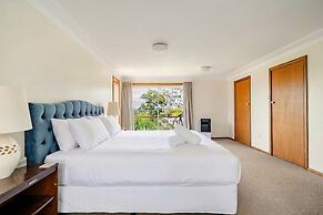 Spacious Family Home With Iconic Views