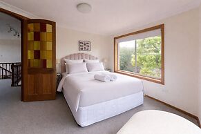 Spacious Family Home With Iconic Views