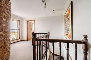 Spacious Family Home With Iconic Views