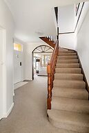 Spacious Family Home With Iconic Views