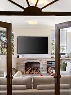 Spacious Family Home With Iconic Views