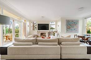 Spacious Family Home With Iconic Views