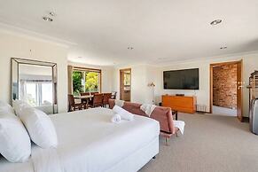 Spacious Family Home With Iconic Views