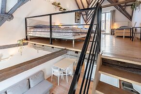 Temple Triplex Spacious Apartment