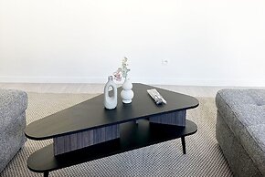 Central 2 Private Rooms With Shared LR