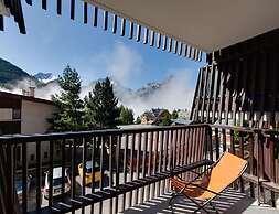 Slope-side Apartment With Balcony Views