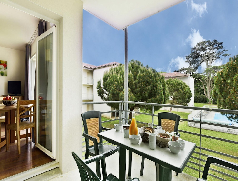 Spacious Stay for 6 in La Rochelle