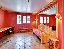 Spacious Mountain Stay for 7