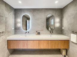 2 Bedroom Townhouse With Water Views