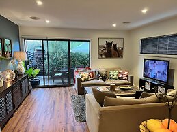 Spacious 2-bed Townhouse Near Torquay Beach