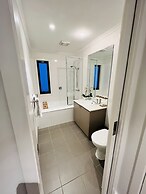 Spacious 2-bed Townhouse Near Torquay Beach