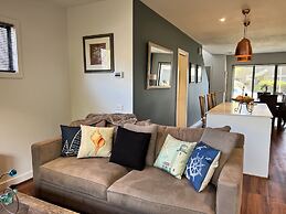 Spacious 2-bed Townhouse Near Torquay Beach