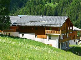 Alpine Apartment Near Slopes