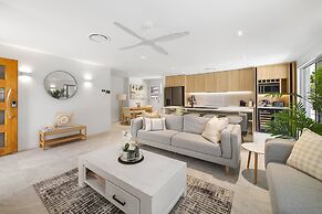 Spacious 4-bed Coastal Home With Pool