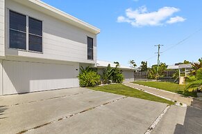 Spacious 4-bed Coastal Home With Pool