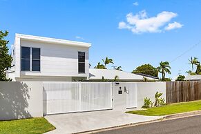 Spacious 4-bed Coastal Home With Pool