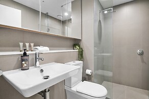 Marina-view 1-bed Apartment in Docklands