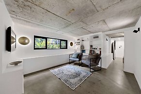 Sunlit 3-bed Coastal Stay With Private Deck