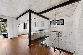Sunlit 3-bed Coastal Stay With Private Deck