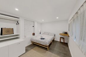 Sunlit 3-bed Coastal Stay With Private Deck
