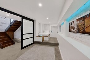 Sunlit 3-bed Coastal Stay With Private Deck