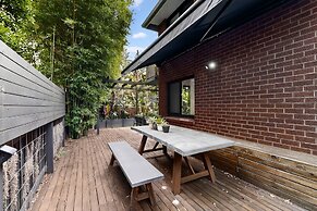 Sunlit 3-bed Coastal Stay With Private Deck