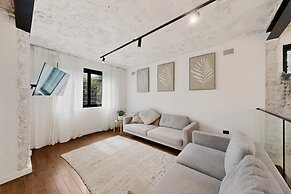 Sunlit 3-bed Coastal Stay With Private Deck