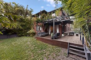 Sunlit 3-bed Coastal Stay With Private Deck