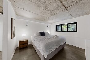 Sunlit 3-bed Coastal Stay With Private Deck