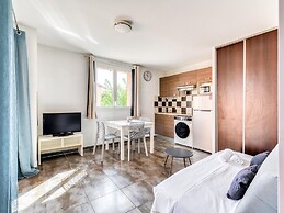 Tranquil Village Apartment for 6